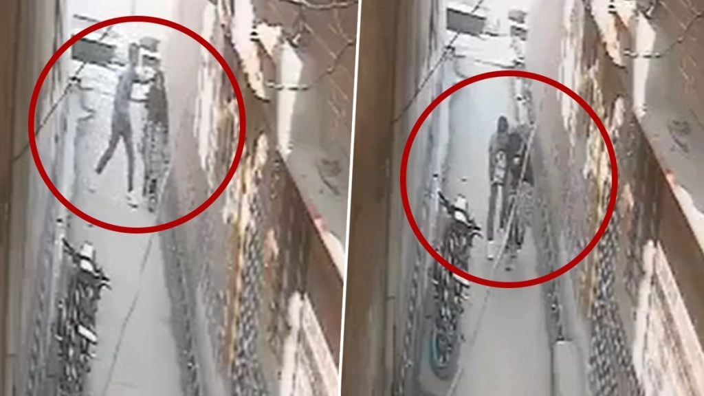 बिजनौर में महिला के साथ सड़क पर युवक की छेड़खानी. 