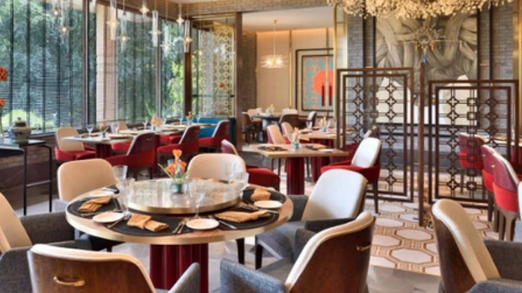 Taj Hotel: ताज होटल के अधिकारियों ने योरस्टोरी की फाउंडर का किया अपमान, बैठने का सीखा रहे थे सलीका