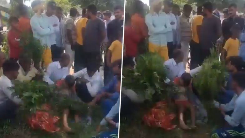 Hathras: सांप के काटने से 10 साल के बच्चे की हुई मौत, जिंदा करने के लिए चला 4 दिनों तक झाड फूंक, हाथरस में अंधविश्वास की घटना आई सामने; VIDEO