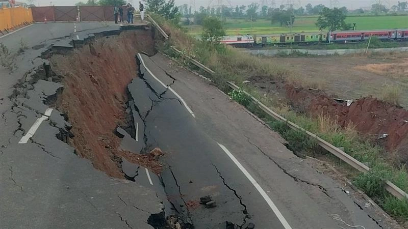 भोपाल में बड़ा हादसा टला! Sukhi Sevania के पास सड़क धंसने से मचा हड़कंप