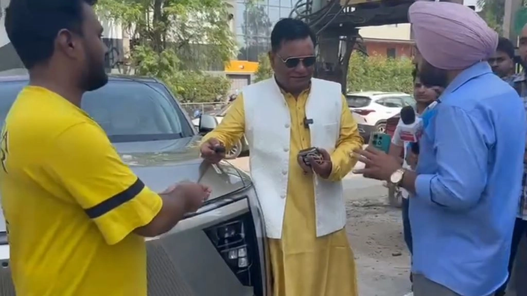 चंडीगढ़ के फार्मास्युटिकल कंपनी के मालिक ने कर्मचारियों को दिवाली गिफ्ट में दी शानदार कारें.