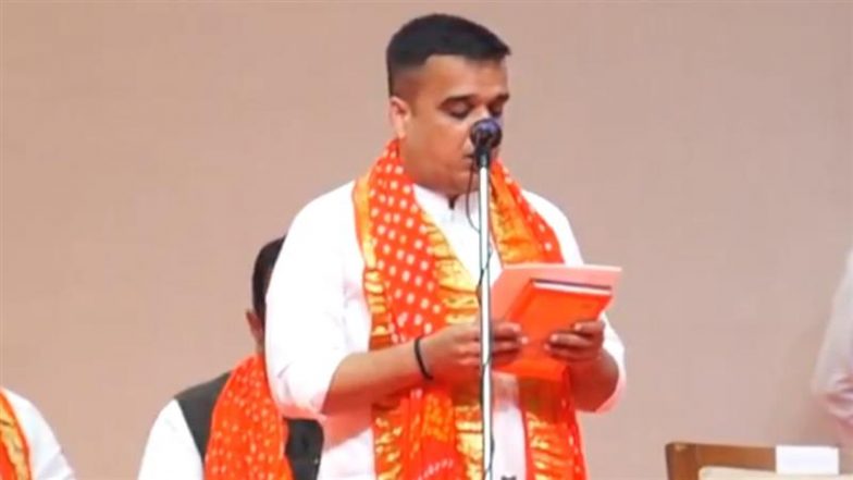 VIDEO: गुजरात के नए डिप्टी सीएम बने Harsh Sanghvi, राज्यपाल Acharya Devvrat ने दिलाई शपथ; जारी है गुजरात मंत्रिमंडल का विस्तार