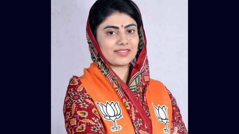 Rivaba&nbsp;Jadeja's Controversy: विदेश दौरों पर भारतीय खिलाड़ी करते हैं गलत गतिविधियाँ! रवीन्द्र जडेजा की पत्नि रिवाबा ने टीम इंडिया के खिलाड़ियों के इंटग्रेटी पर उठाई सवाल, देखें वीडियो