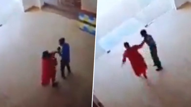 Greater Noida: महिला ने की बिल्डिंग के सिक्योरिटी गार्ड के साथ मारपीट, युवक को लगाएं कई थप्पड़, ग्रेटर नोएडा का VIDEO आया सामने