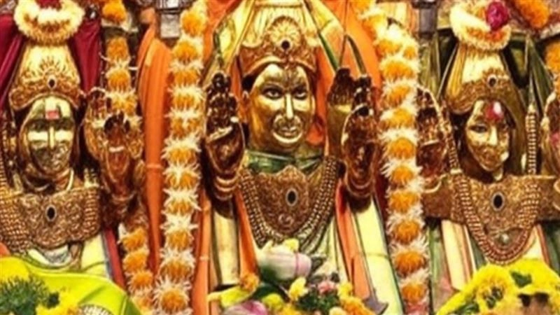 दक्षिण मुंबई के समुद्र किनारे भाग्य की देवी के रूप में विराजमान हैं महालक्ष्मी, त्रिदेवी के साथ देती हैं दर्शन