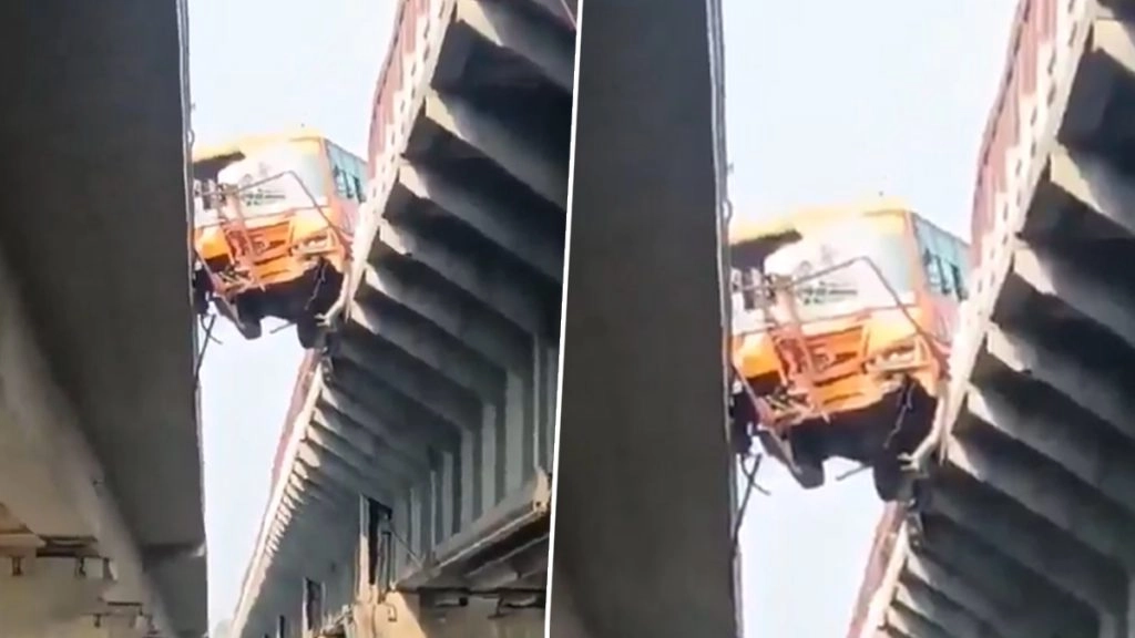 हापुड़ जिले में बस रेलिंग तोड़कर ब्रिज पर लटकी.