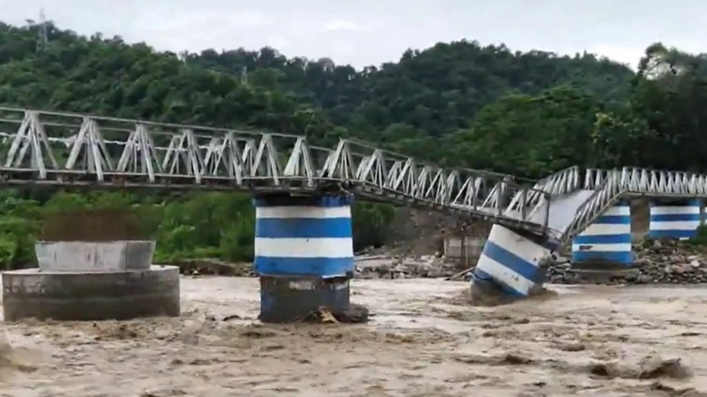 दार्जिलिंग जिले में लैंडस्लाइड और पुल टूटने के कारण 13 लोगों की मौत.