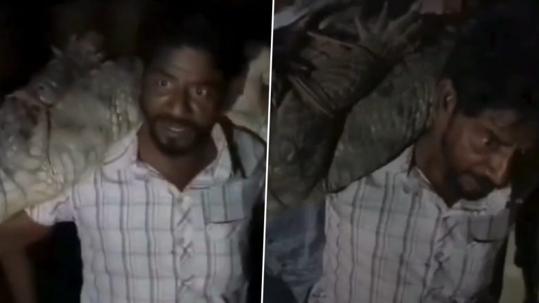 VIDEO: बाहुबली बना शख्स! कोटा जिले के गांव में पहुंचे 8 फीट के मगरमच्छ को कंधे पर उठाकर किया रेस्क्यू