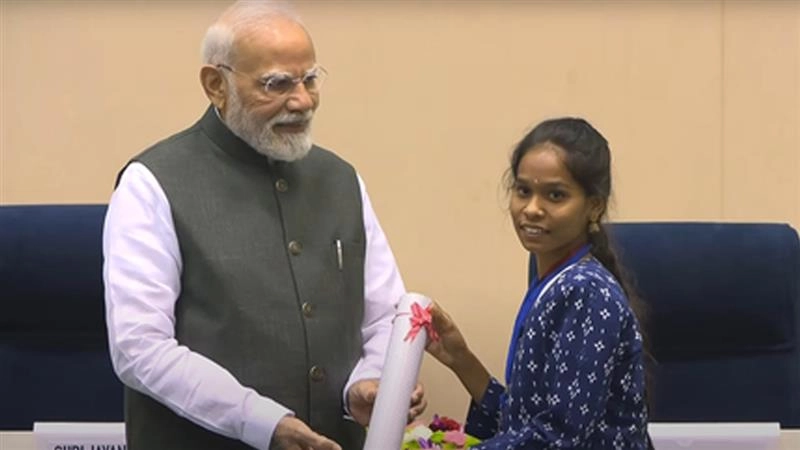 प्रधानमंत्री मोदी ने आईटीआई टॉपर्स को किया सम्मानित, बिहार समेत युवाओं के लिए कई नई योजनाओं का शुभारंभ