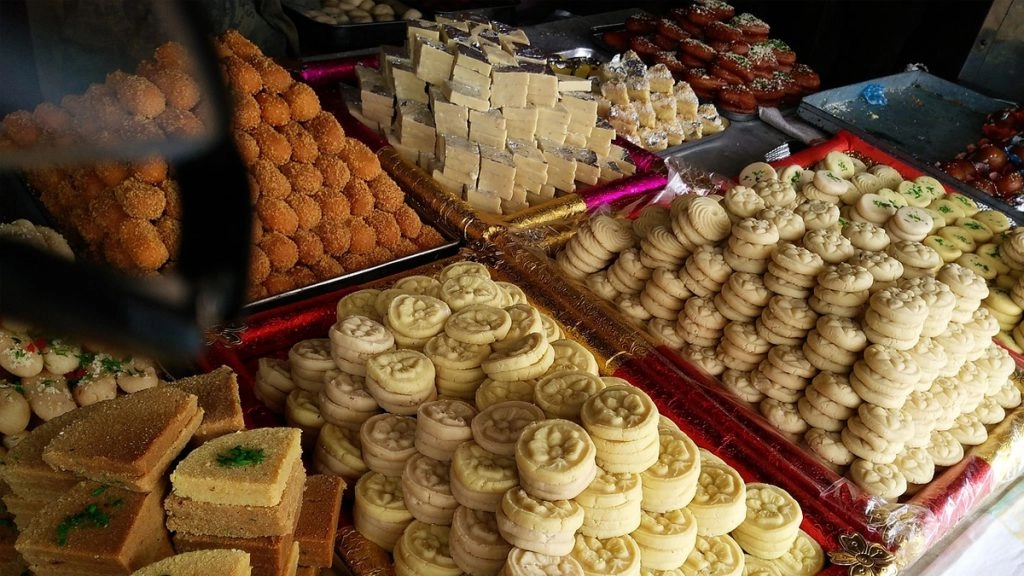 मिठाईयों के रेट में हुई 10 से 15 प्रतिशत की बढ़ोत्तरी.