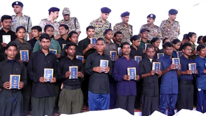 छत्तीसगढ़ में 208 नक्सलियों ने किया आत्मसमर्पण, पिछले तीन दिन में 405 ने डाले हथियार