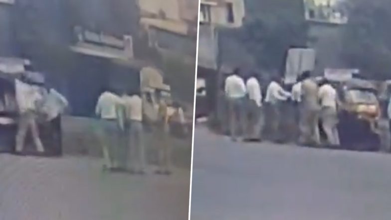 VIDEO: लातूर में रिक्शा चालक के साथ मारपीट का वीडियो बनाना छात्र को पड़ा भारी, ट्रैफिक पुलिस ने मिलकर जमकर की पिटाई