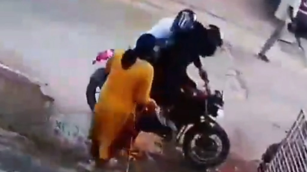 गाजियाबाद में दिनदहाड़े महिला के गले से छिनी चेन.