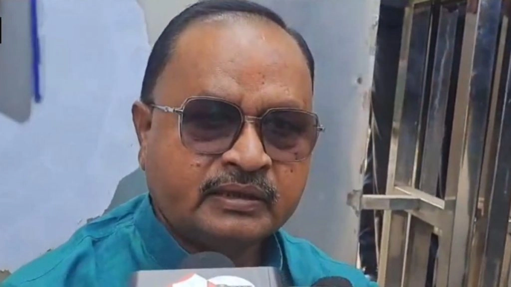 बिहार में जेडीयू के विधायक गोपाल मंडल टिकट कटने के डर से सीएम आवास के बाहर धरने पर बैठे.