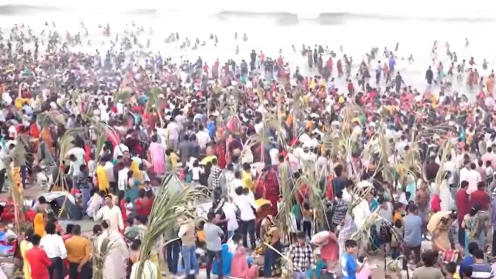 जुहू बीच पर हजारों की तादाद में पहुंचकर छठ त्यौहार के मौके पर सूर्यदेव को दिया अर्घ्य.