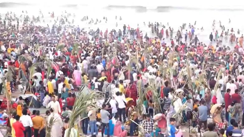 Chhath Puja At Juhu Beach: सुबह की पहली किरण के साथ सैकड़ों महिलाएं जुहू बीच पर पहुंची, सूर्य को दिया गया अर्घ्य, VIDEO आया सामने