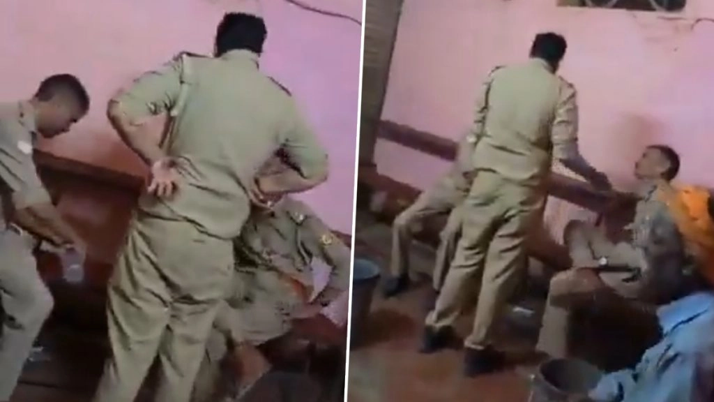 अंबेडकरनगर में तीन पुलिसकर्मी शराब की दूकान पर शराब पीते दिखे.