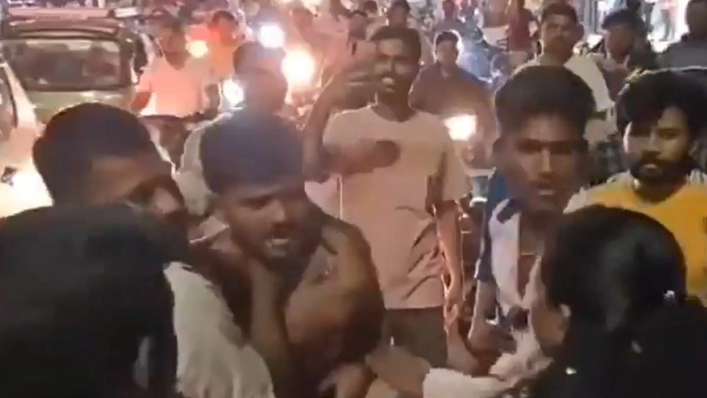 अनंतपुर जिले में महिला से छेड़खानी करने पर महिला ने युवक की जमकर की पिटाई.