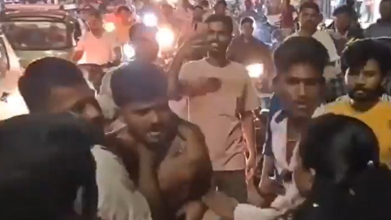 Anantapur: नशे में धुत युवक ने की छेड़खानी, लोगों ने पकड़ा और महिला ने चप्पल से पीटा, आंध्र प्रदेश के अनंतपुर जिले का वीडियो आया सामने; VIDEO
