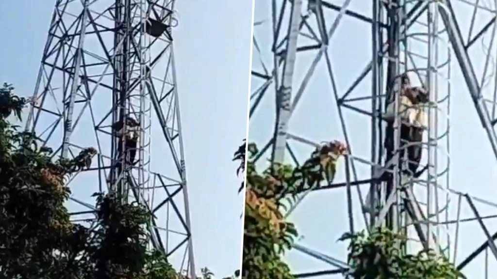 कुशीनगर जिले में अपनी मांग के लिए 70 साल के बुजुर्ग टावर पर चढ़े.