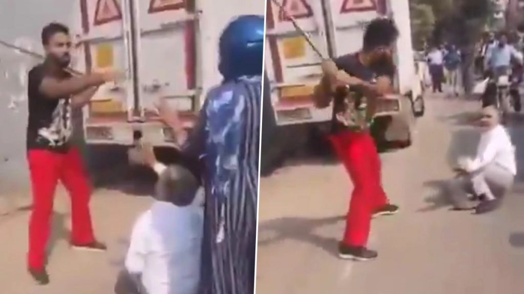दिल्ली के अली गांव में बुजुर्ग के साथ सड़क पर युवक ने की बेरहमी से मारपीट.