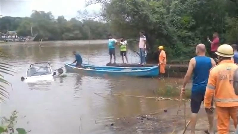 गोवा में Google Map ने दिया धोखा! मोइरा नदी में गिरी सॉफ्ट-टॉप कार