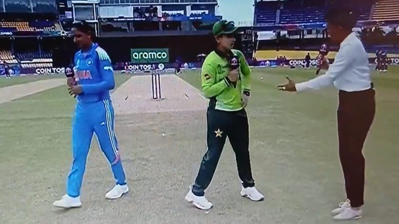 India vs Pakistan Handshake Controversy: पाकिस्तान के खिलाफ 'नो हैंडशेक' विश्व कप में भी जारी, हरमनप्रीत ने नहीं मिलाया पाक कप्तान से हाथ