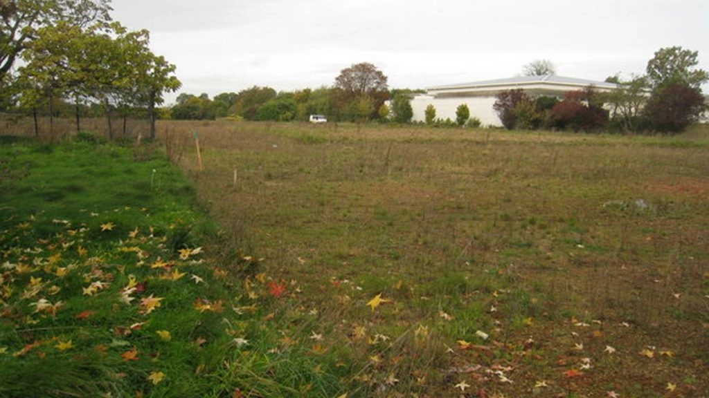 नोएडा अथॉरिटी के नए फैसले के कारण प्लॉट मालिकों में मचा हड़कंप.