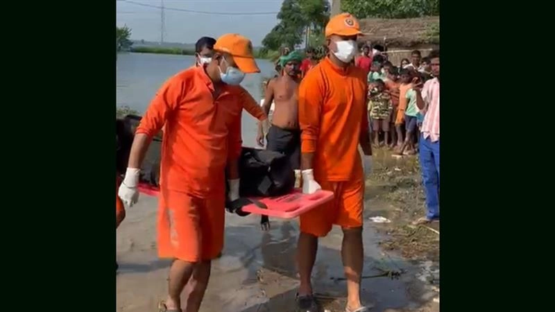 Bihar: मोतिहारी में सिकरहना नदी में नाव पलटी, तीन की मौत, 11 लोग तैरकर सुरक्षित बाहर निकले