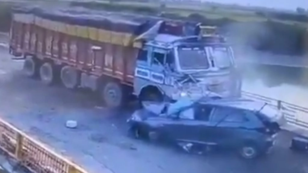 मुजफ्फरनगर जिले में तेज रफ़्तार कार एक्सीडेंट में दो की मौत.