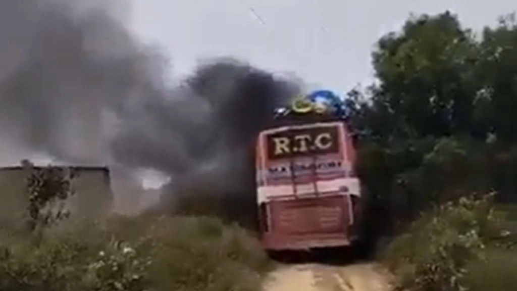 जयपुर में बड़ा हादसा! हाईटेंशन लाइन की चपेट में आई स्लीपर बस