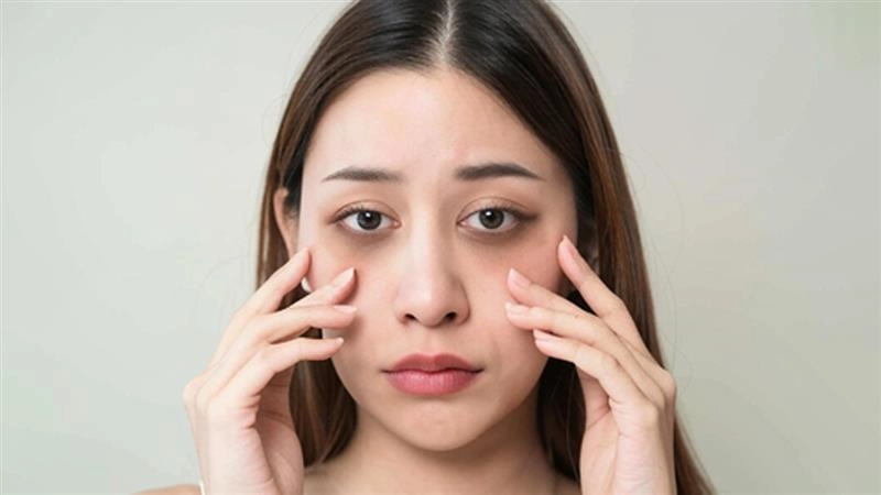 Health Tips: धीरे-धीरे कम होंगे डार्क सर्कल्स, अपनाएं ये दो मिनट की असरदार फेस एक्सरसाइज