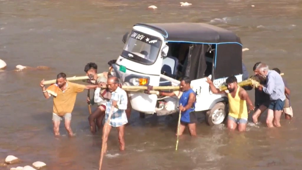 उधमपुर में भारी बारिश से बहा पुल, ग्रामीण ऑटो को कंधों पर उठाकर नदी पार करने पर मजबूर