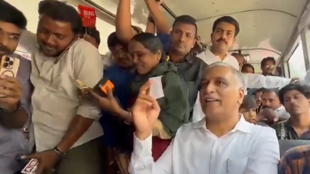तेलंगाना में सरकारी बस किराए में बढ़ोतरी के खिलाफ विरोध प्रदर्शन तेज़, BRS नेता टी. हरीश राव ने बस में यात्रा कर यात्रियों से बातचीत की; VIDEO