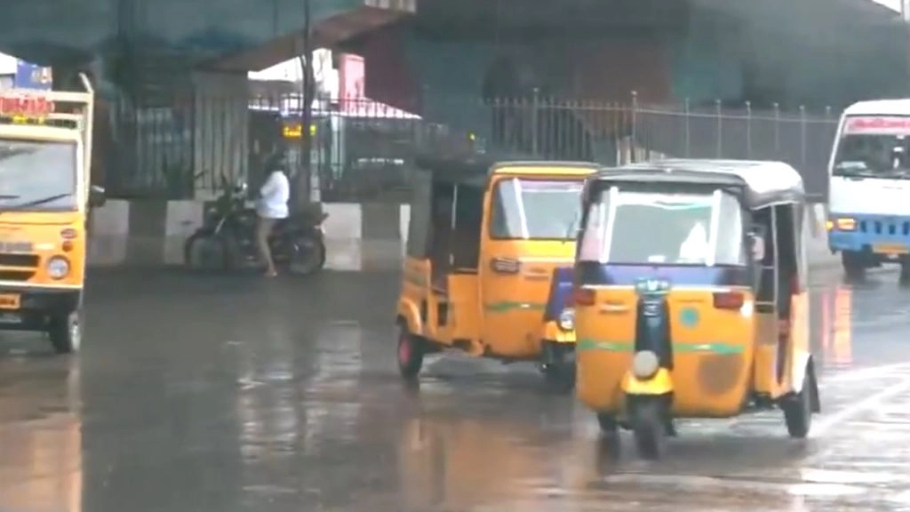 तमिलनाडु में भारी बारिश, मौसम विभाग ने 11 जिलों में जारी किया ऑरेंज अलर्ट