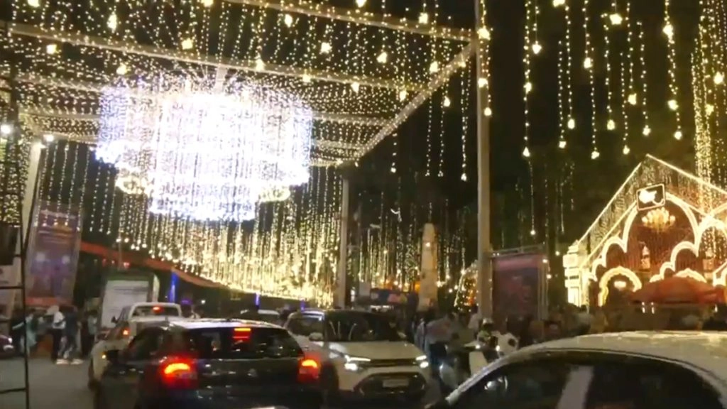 देशभर में दीवाली की धूम, मुंबई के शिवाजी पार्क को खूबसूरत रंग-बिरंगी लाइटों से सजाया गया