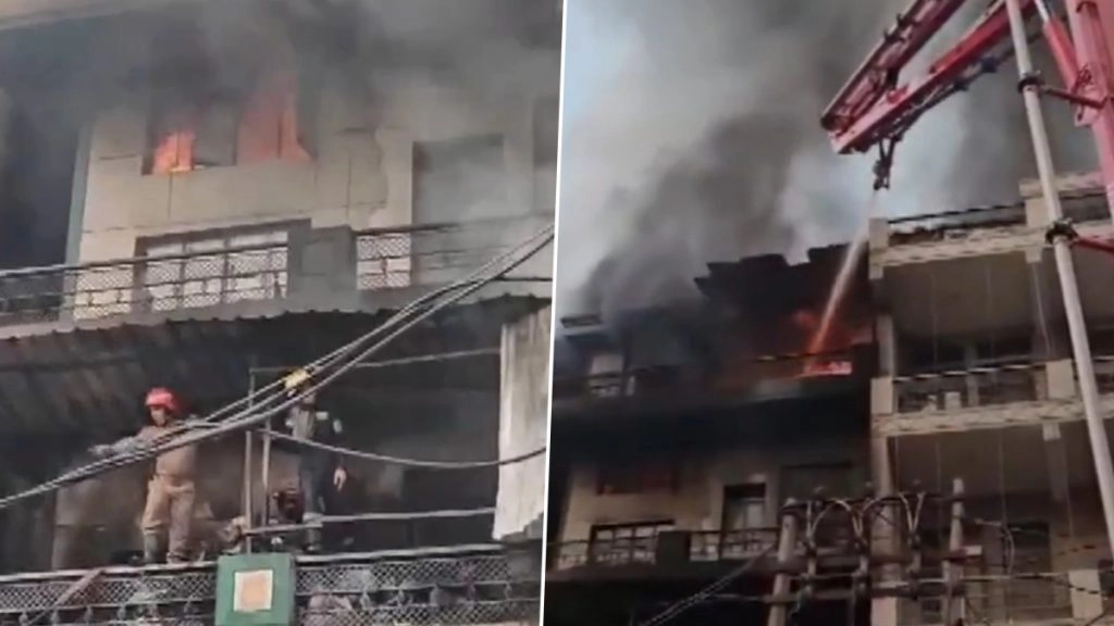 दिल्ली के नरेला की जूता फैक्ट्री में लगी भीषण आग, मौके पर दमकल की 16 गाड़ियां मौजूद