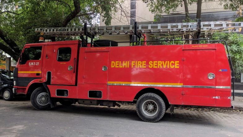 Delhi Fire Update: दिल्ली में दिवाली के मौके पर दमकल विभाग ने संभाला मोर्चा, रात 12 बजे तक 269 और सुबह 6 बजे तक करीब 400 फायर कॉल्स आए