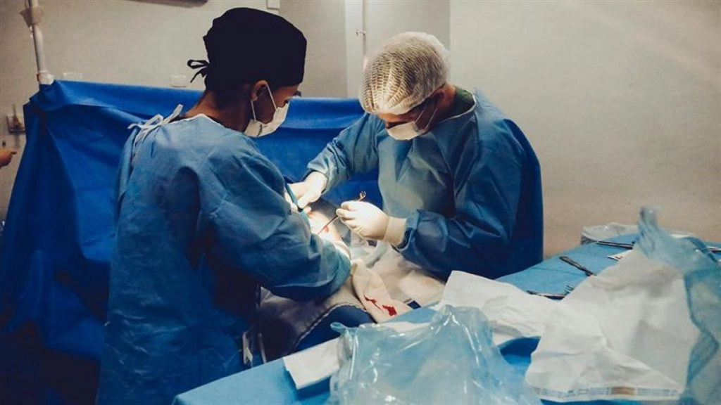 डिलीवरी के दौरान डॉक्टर ने महिला के पेट में छोड़ दिया बैंडेज