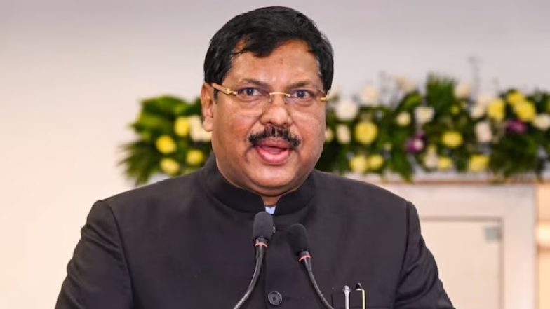 सुप्रीम कोर्ट में बड़ा हंगामा: CJI पर जूता फेंकने की कोशिश, 'सनातन का अपमान नहीं सहेगा हिंदुस्तान' के नारे लगे