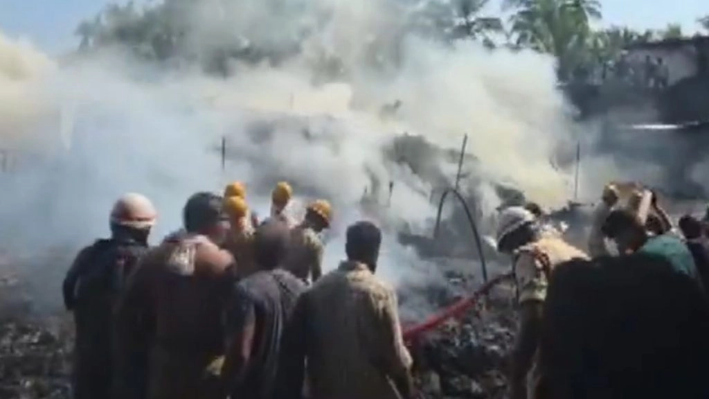 मंगलुरु में स्क्रैप गोदाम में लगी भीषण आग, काबू पाने की कोशिश जारी; VIDEO