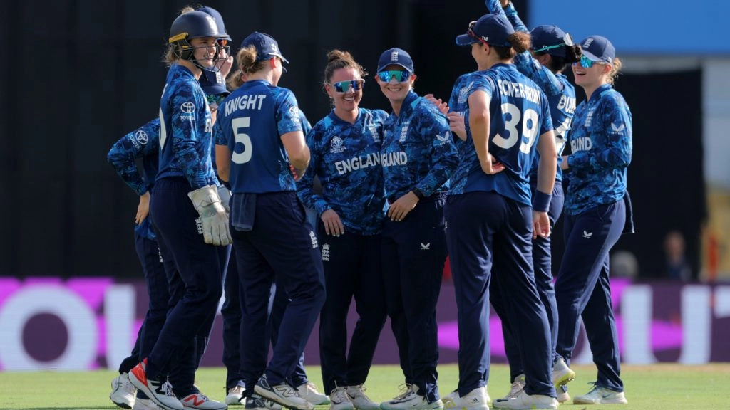 इस मैच से पहले सट्टा बाजार (Satta Bazar) ने इस बात की भविष्यवाणी की है कि इंग्लैंड महिला राष्ट्रीय क्रिकेट टीम बनाम श्रीलंका महिला राष्ट्रीय क्रिकेट टीम (ENG W vs SL W Satta Bazar Rate) में से कौनसी टीम बाजी मारेगी