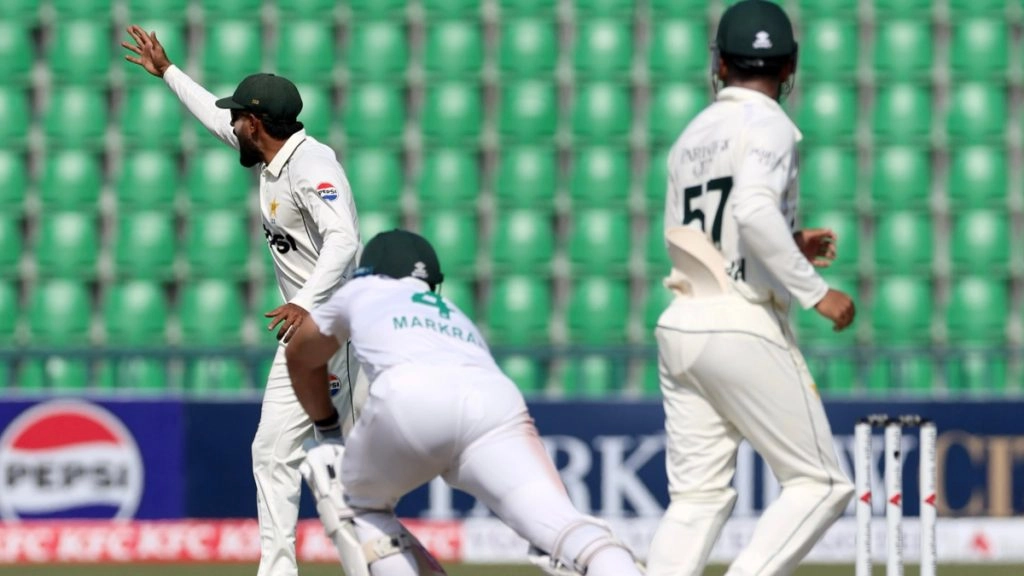 दक्षिण अफ्रीका ने 2 विकेट खोकर बनाए 112 रन, पाकिस्तान को अभी भी 266 रन से आगे