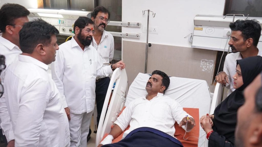  जब्बार सोफी पर कांग्रेस के कार्यकर्ताओं ने किया जान लेवा हमला, देर रात डिप्टी सीएम शिंदे जोगेश्वरी के ट्रामा अस्पताल मिलने पहुंचे