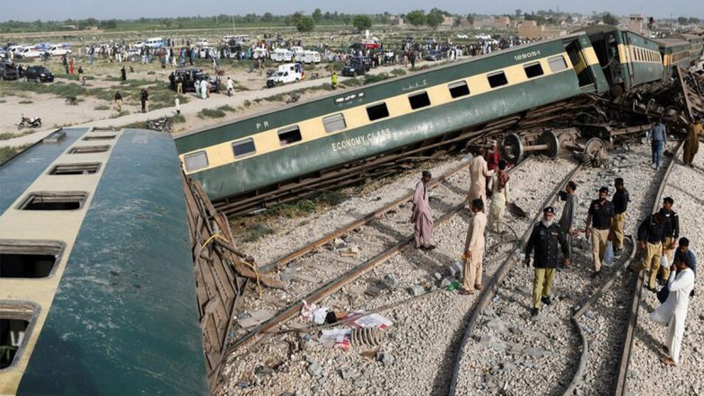 Jaffar Express Attack: पाकिस्तान के क्वेटा में जाफर एक्सप्रेस पर फिर हमला, IED ब्लास्ट में ट्रैक से कई डिब्बे पटरी से उतरे (Watch Video)