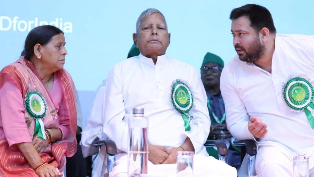 वोट डालने के बाद लालू परिवार ने किया आग्रह, बिहार में बदलाव के लिए जनता करे वोट