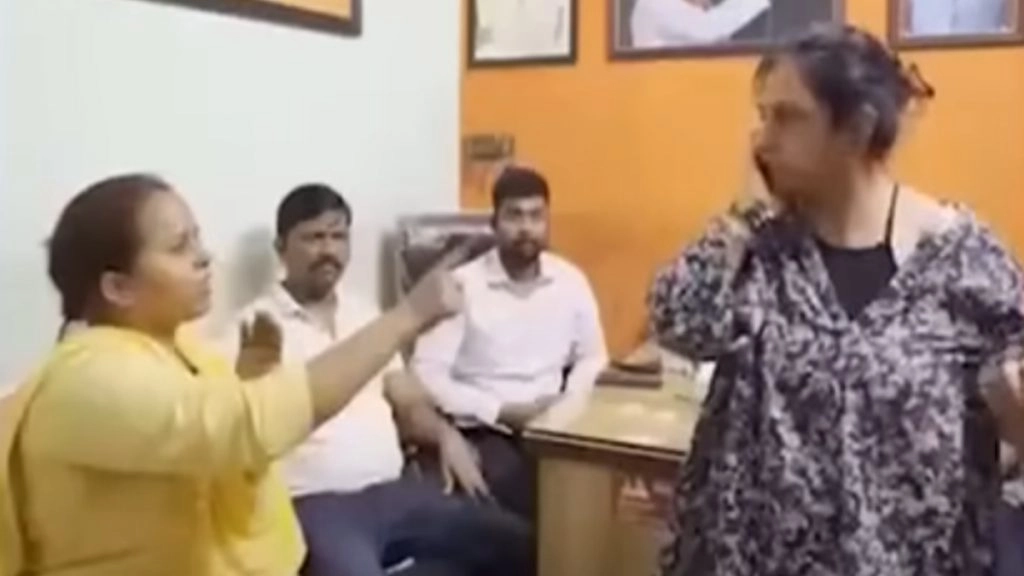 लोकल ट्रेन में धक्का-मुक्की विवाद, MNS दफ्तर में महिला से जबरन मंगवाई गई माफी, थप्पड़ भी जड़ा, अपमानित करने का VIDEO वायरल