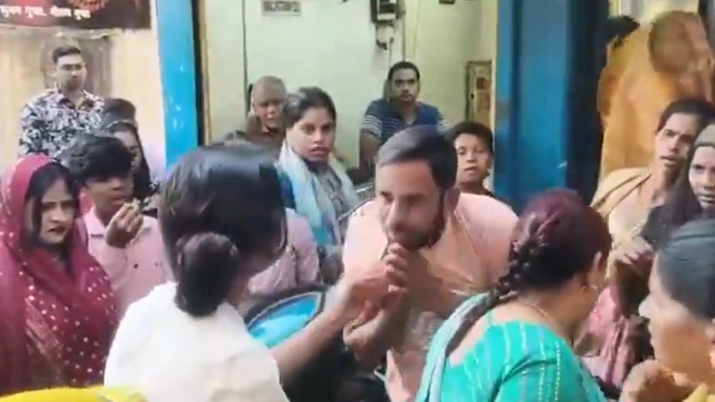 मैनपुरी में करवा चौथ की खरीदारी के दौरान हंगामा, छेड़छाड़ के आरोप में महिलाओं ने युवक को सरेआम पीटा; VIDEO वायरल