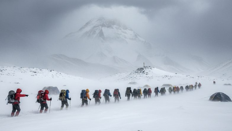 Mount Everest Blizzard: माउंट एवरेस्ट पर बर्फीले तूफान का कहर, 1000 ट्रेकर्स फंसे, रेस्क्यू ऑपरेशन जारी