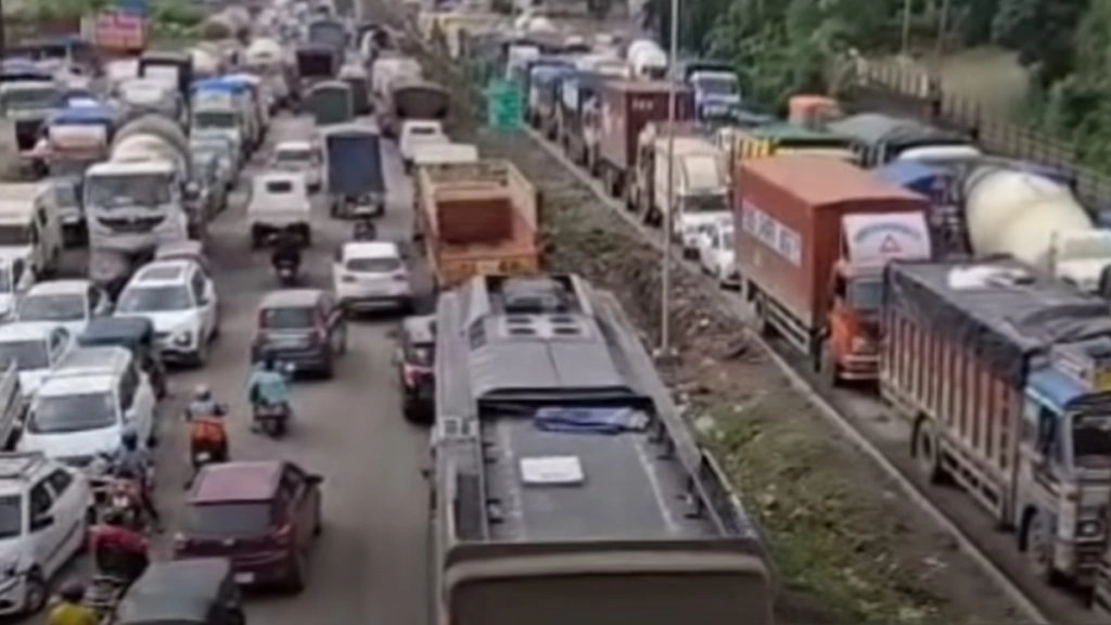 पुणे की बढ़ती ट्रैफिक समस्या को कम करने के लिए केंद्र और राज्य सरकार ने एक बड़ा फैसला लिया है.